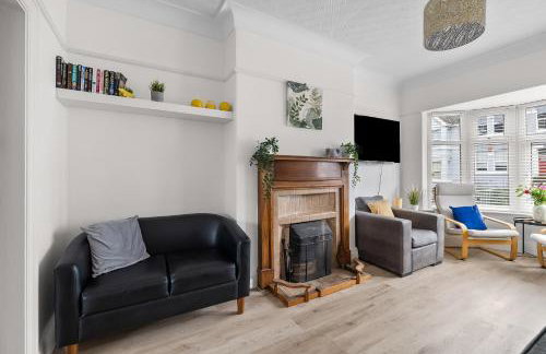 Substantial 5 bedroom townhouse with disabled access apartment, private off road parking space with EV point from 15th April 26, jaccuzi bath, Netflix and Wifi, near Argyle, boutique shops eateries and pubs - Foto 59