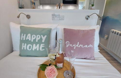 The Snug - Cosy Retreat for Two - Photo 2