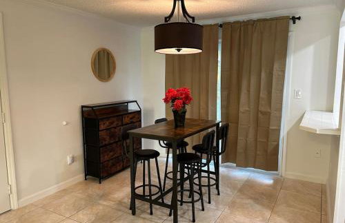 Master Bedroom w Pvt Bath in shared home - Foto 27