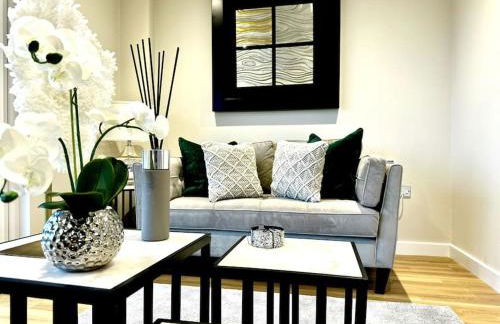 Exclusive Marina View Apartment Free Parking - Photo 16