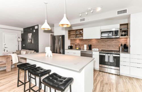 Posh 2BR Retreat Gym, Prkng and Scenic Rooftop - Photo 17