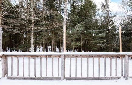 Catskills Mountain Home Near Windham w Fireplace Open Living Deer Run Lodge by AvantStay - Foto 31