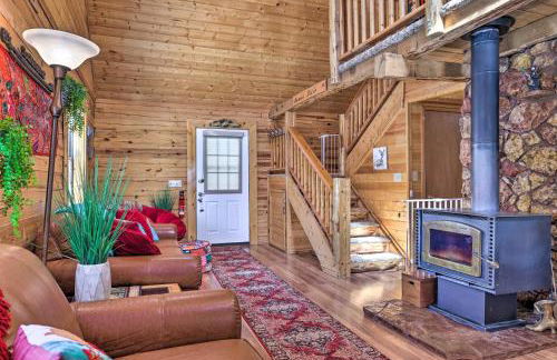 Rustic Duck Creek Village Cabin with Fire Pit! - Foto 5