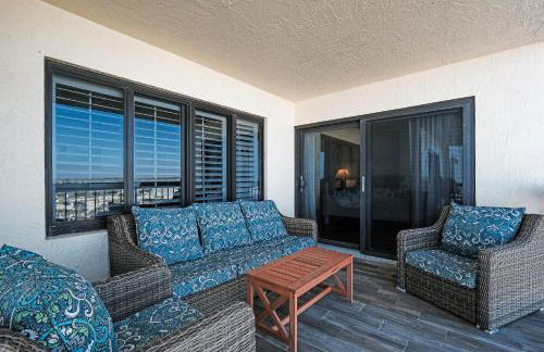 Oceanfront with great beach views from all rooms & balcony, heated pool, and garage - Photo 22