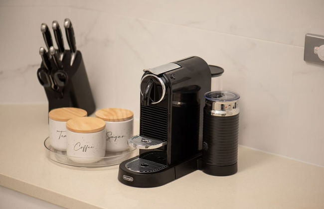 Reef Apartment Cairns - 4 Pools Resort BBQ - Photo 9