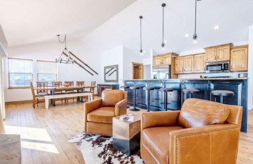 Family Fun Fireplace & Huge Deck - Photo 15