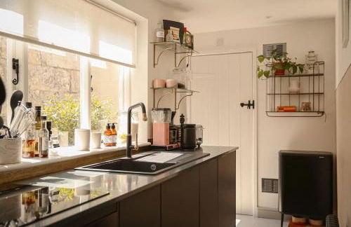 Primrose Cottage - Two Bed Cottage with Private Courtyard & Nearby Parking - Foto 2