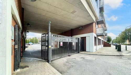 Town Centre Apartment in Gated Complex - Foto 2