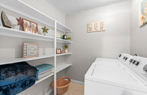 Lakefront Retreat with Deck Movie Room and Yard - Foto 62