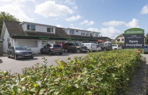 Bridge Apartment - Free Parking & WiFi - Near Perranporth Beach - Foto 26