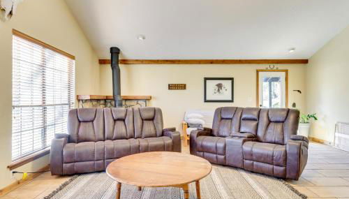 Hike, Fish and Explore Family Cabin in Sulphur! - Foto 5