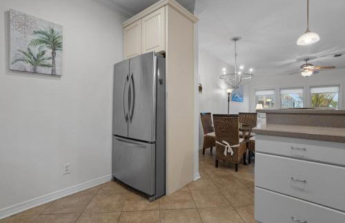 Steps from the Sand and Town Green - 2BR Coastal Retreat - Foto 15