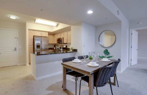 Upscale Comfort Next to Metro and Dining - Foto 14