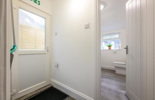 Vale House By EDEN Accommodation - 2 Bedroom Whole House, Sleeps 4 - NEWLY RENOVATED - Foto 16