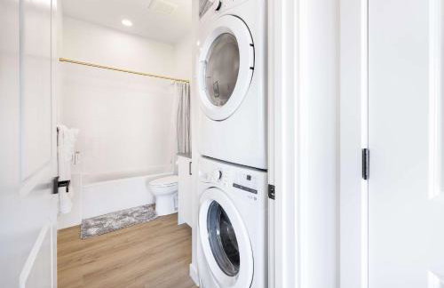 2025 Built Single-Level 2BR Serene Home with 2 AC - Foto 23