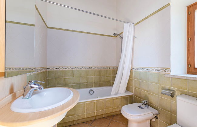 Charming Villa With Private Pool - Photo 15