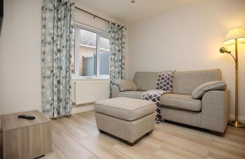 Is Y Coed Place By N And N Stays Ltd, Spacious 5 bed house in Wenvoe Cardiff, With Free Private Parking, Garden and WIFI - Photo 50