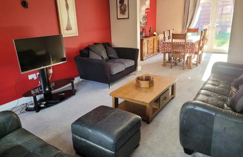 Detached luxury 5 bed house, lanscaped garden, fire pit, parking, can sleep families or workers - Foto 50