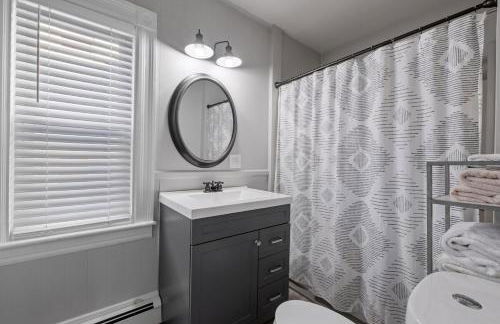 Stylish First Floor Apartment w Private Front Porch - Photo 11