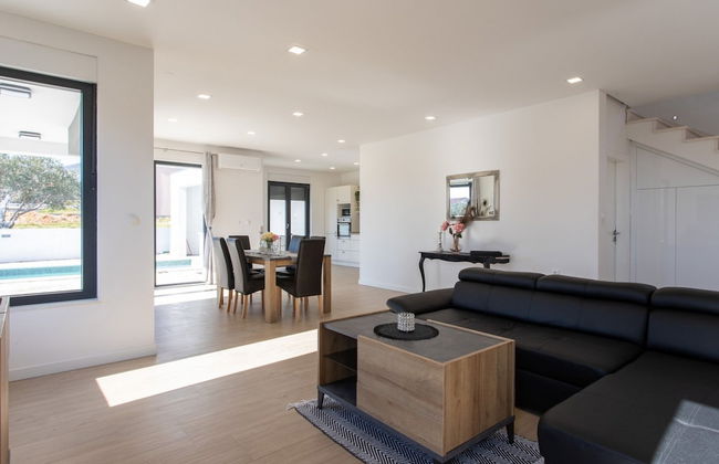 Dazzling Kaštel Novi Villa With Private Pool and Scenic Sea Views - Foto 17