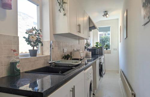 Charming 3-Bed Home Near Centre Free Parking - Foto 5