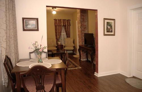 Historic Luxury Two Bedroom Apartment - Photo 8