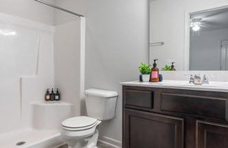 4BR Townhouse King Bed 2-Story Near NC State - Foto 29