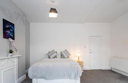 Cheadle village - Photo 20