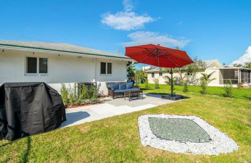 Roxanas 3bed 2bath Home with Modern Interior and BBQ Backyard - Photo 29