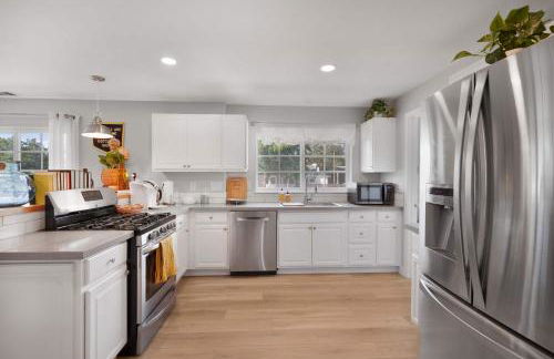 Hot Tub Fire Pit Pet Friendly Walk to Bell St - Foto 11