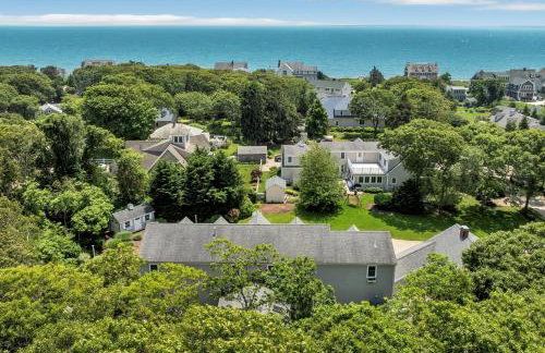 Stay 1 Block from Ocean at 7-Bed Retreat with Yard, Deck and Game Room, Host Up to 22 Across 16 Beds, Gas Fireplace, Gas Grill, Ample Parking, Walk to Menauhant Beach, Perfect for Family Getaway, 24 Hr Hospitality - Foto 34