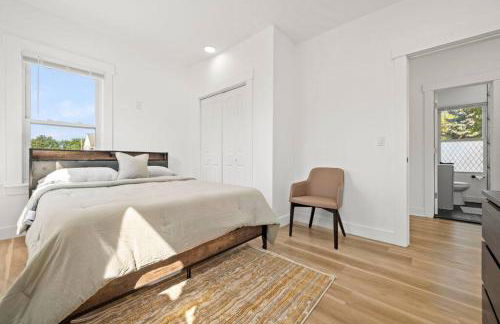 NYC Access 4BR Duplex Sleeps 10, Free Parking - Foto 26