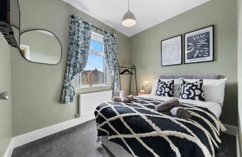 4-Bedroom Stunning Luxe, Spacious & Stylish Design House Bolton, Sleeps 11, with Parking Central Bolton, Links to Manchester, Pet-Friendly, Best For Groups! WORK CONTRACTORS SPECIAL OFFER! - by Blue Puffin Stays - Foto 2