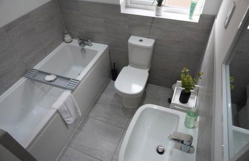 Rare find - new build 3 bedroom house near Cheshire Oaks - Photo 19