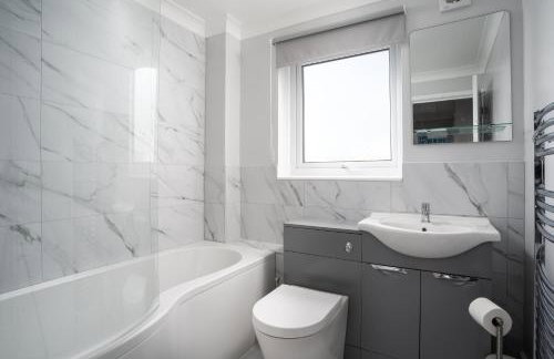 Large newly refurbished modern house, part sea views, south facing garden, parking - Photo 15