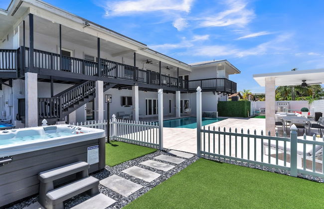 Luxury Escape: Pool, Hot Tub, Gym And More! 6 Bedroom Villa by RedAwning - Foto 48