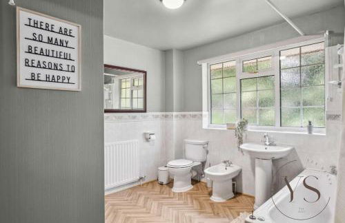 Spacious 6BR Villa in 32 Le More Birmingham with 7 Beds and Free Onsite Parking - Foto 54