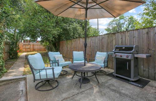 Charming 4BR with Private Patio and Historic Row Downtown - Foto 26