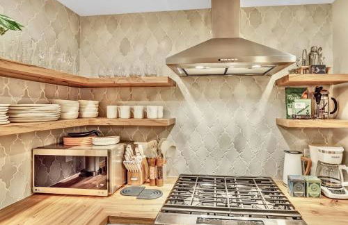 Peaceful Ranch Overlooking Mustangs with Full Kitchen & Fireplace - Foto 13