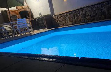 Belíssima Casa a Beira Mar com Piscina Aquecida Cobrado a Parte, 5 Quartos com Ar Condicionado, Amplo Salão de Jogos com Mesas de Bilhar e Pebolim, Amplo Espaço Externo com Churrasqueira em Deck Gourmet Coberto frente a Piscina,Tudo isso á Beira Mar - Photo 2