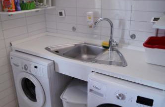 City Beach Villa with Pool and Sea View - Foto 6