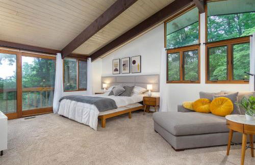 Retro Metro Deck House MCM Gem with Hot Tub & Spectacular Views! - Foto 23