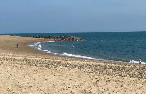 Shoreline hideaway - next to the beach - Foto 29