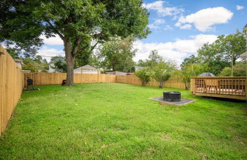 Fenced Yard, Swing Set Pawfect for Family and Dogs! - Foto 45