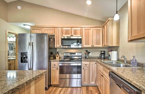 Breezy Point Cabin with Fire Pit - Walk to Lake - Foto 8