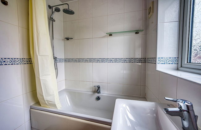 Modern 3 Bedroom 2 Bath Hse with Parking - Foto 19