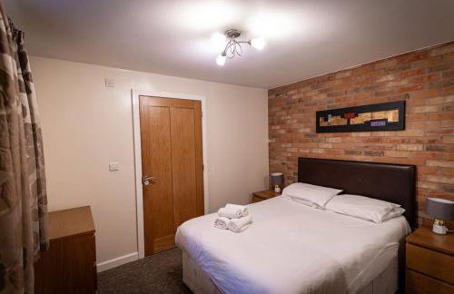 Denstone, woodland lodge with hot tub for 8 - Foto 21