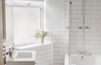 Sleeps 6 4 bedrooms 2 minute walk to the Square Hosted Happy Valley Cast - Photo 37