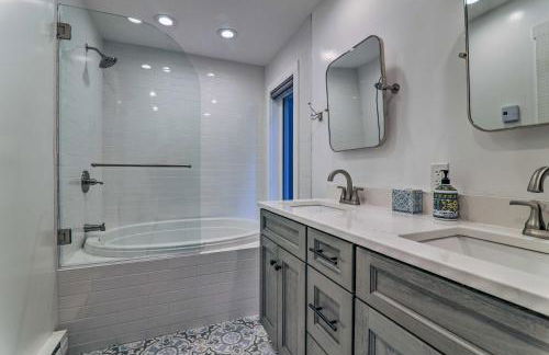 Unwind Fireside and Walk to Slopes! Poconos Getaway - Foto 17