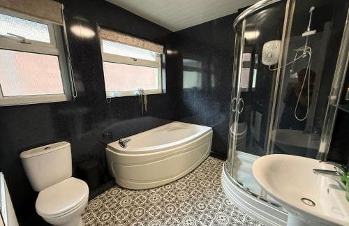 Duke's Retreat - 4 BR Sleeps 8 Ideal 4 Contractors - Foto 13